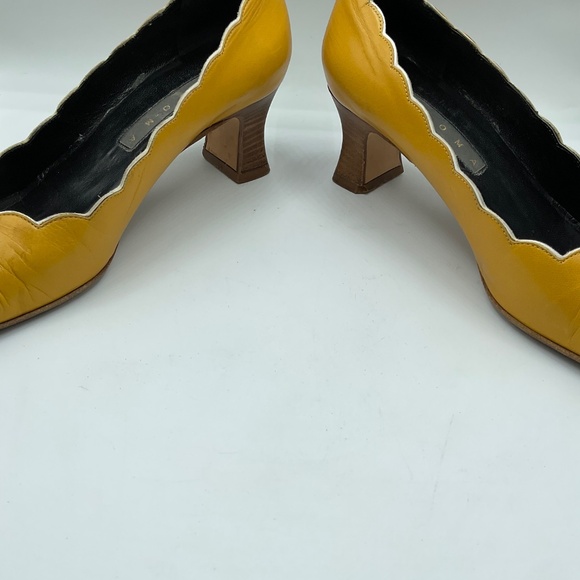 Vintage Paloma Barcelona Mustard Yellow Leather Scalloped Edge Pumps Size 6 - Picture 2 of 7